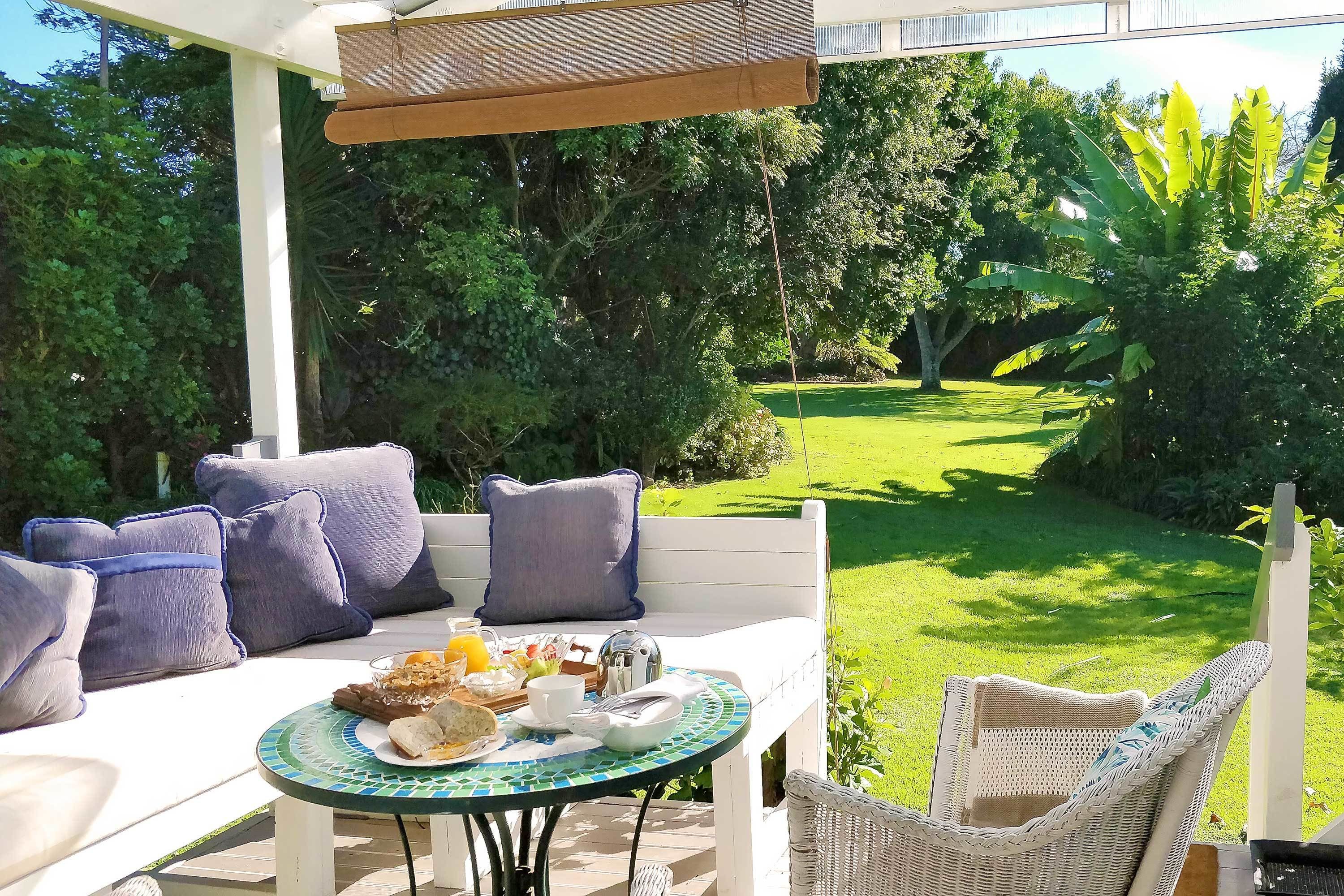 Romantic Cottage, 1 King Bed, Garden View, Garden Area | In-room dining