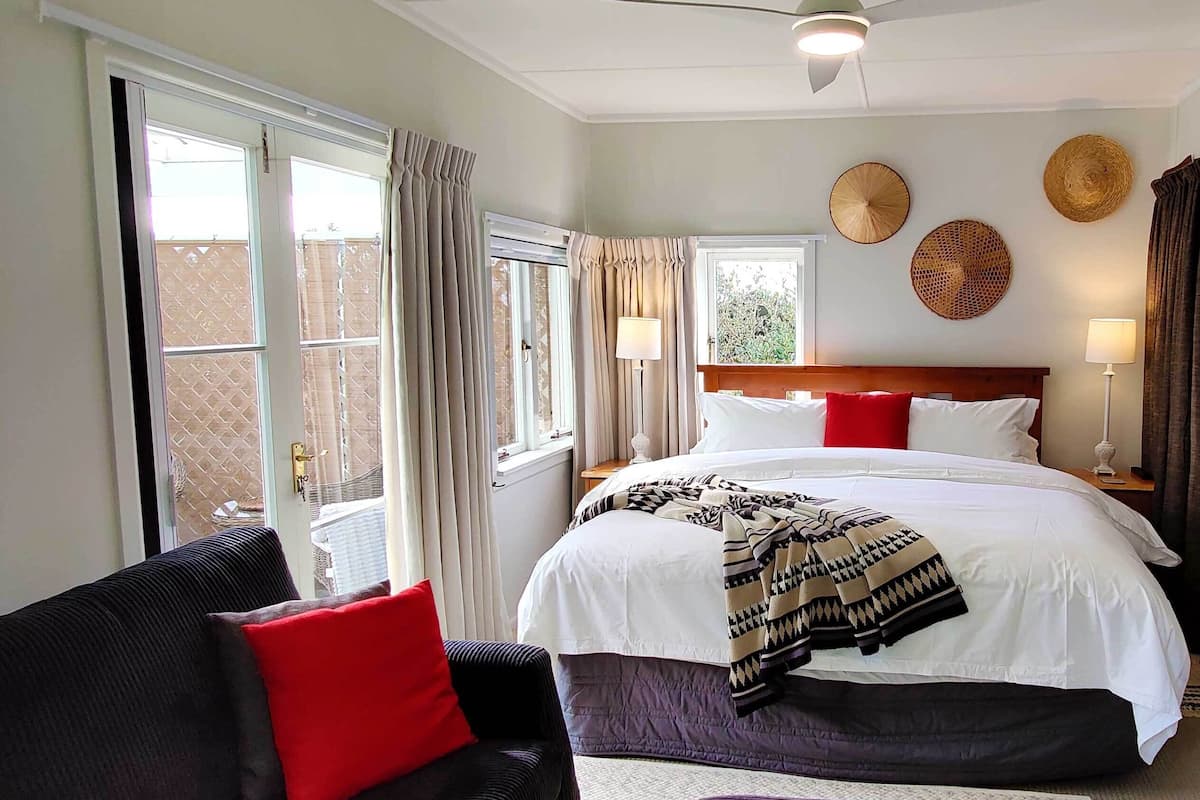 Romantic Cottage, 1 King Bed, Garden View, Garden Area | Bathroom