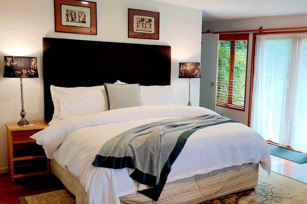 Premium Double Room, 1 King Bed, Pool Access, Garden Area | Bathroom