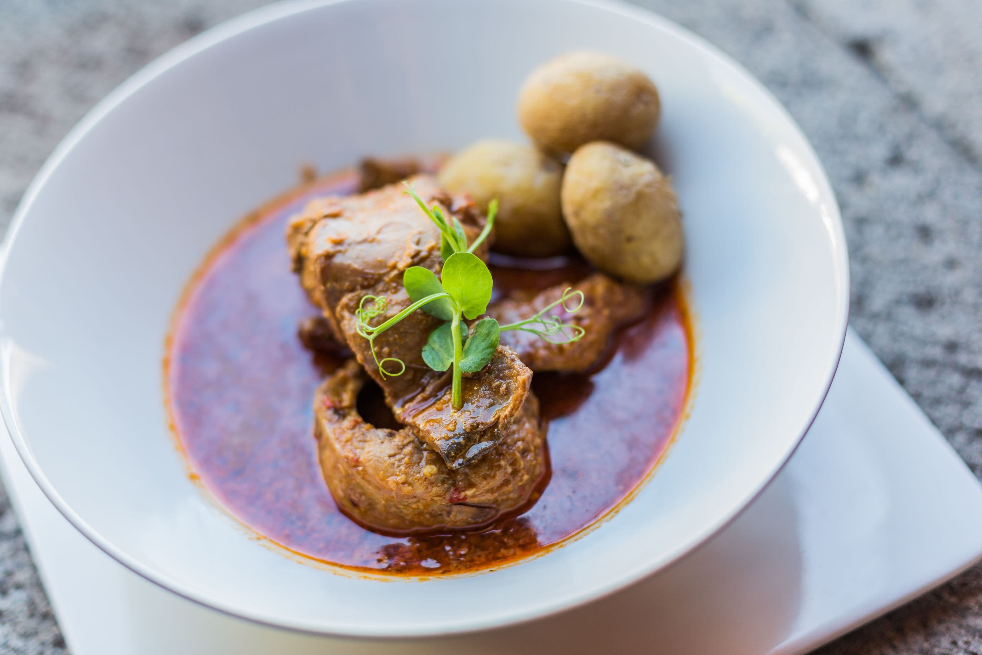 Eine Schüssel mit Fleisch und Kartoffeln.