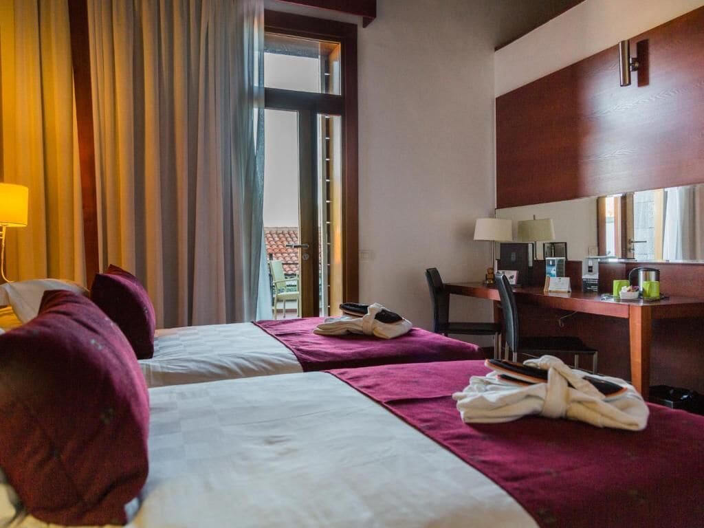 Roupas de cama premium, frigobar, cofres nos quartos, escrivaninha