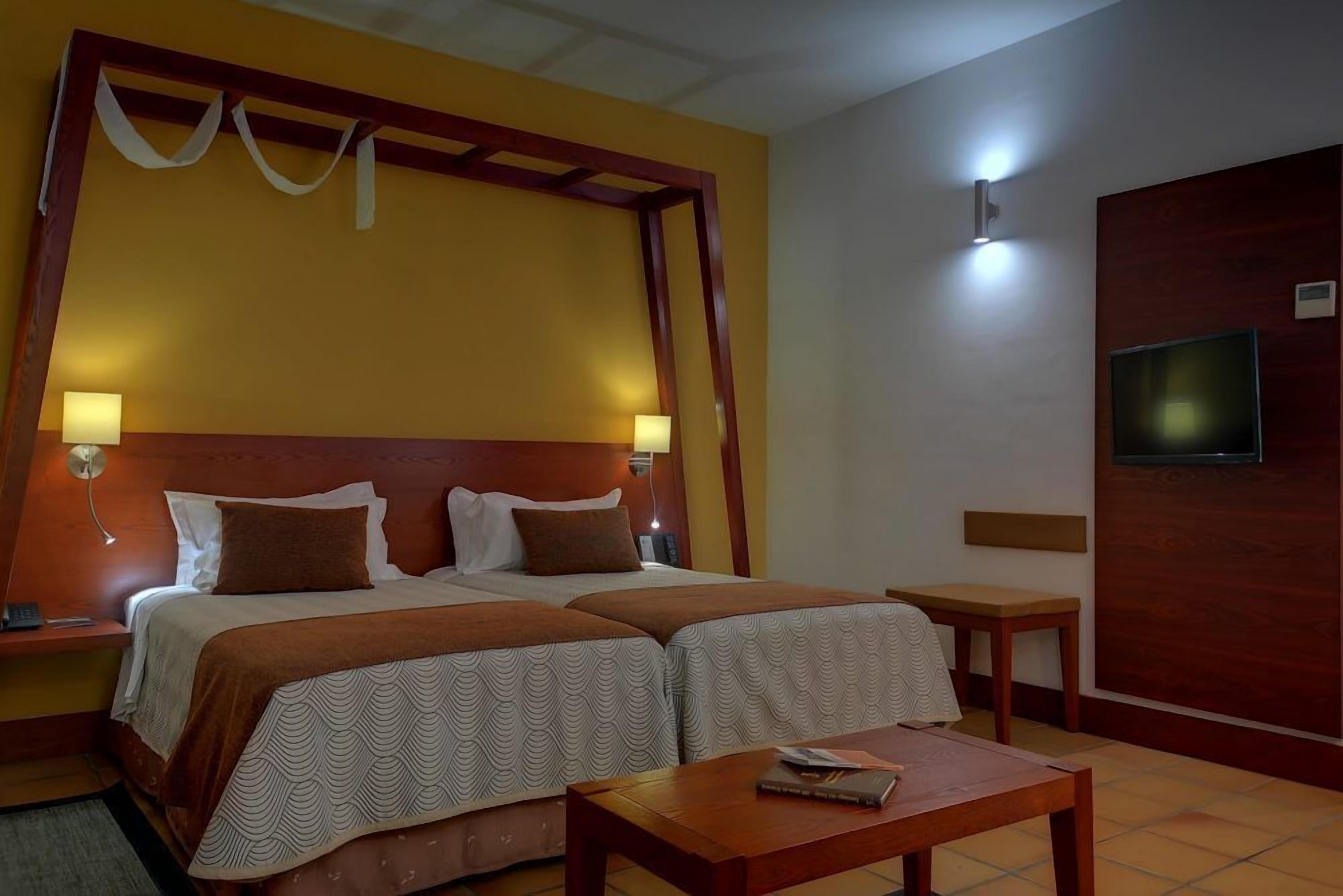 Roupas de cama premium, frigobar, cofres nos quartos, escrivaninha