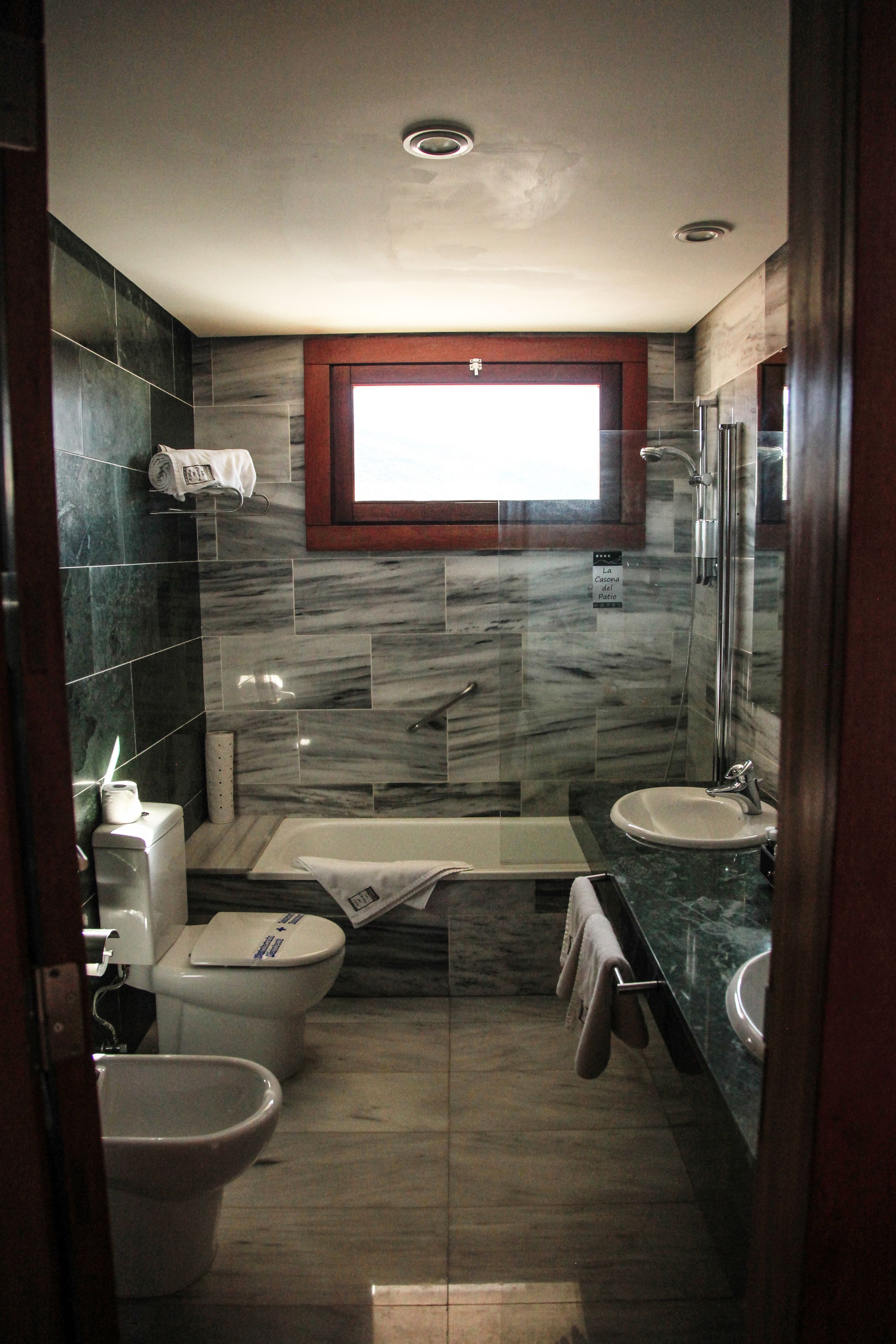 standard double room, 2 single beds | premium bedding, minibar, in-room safe, desk