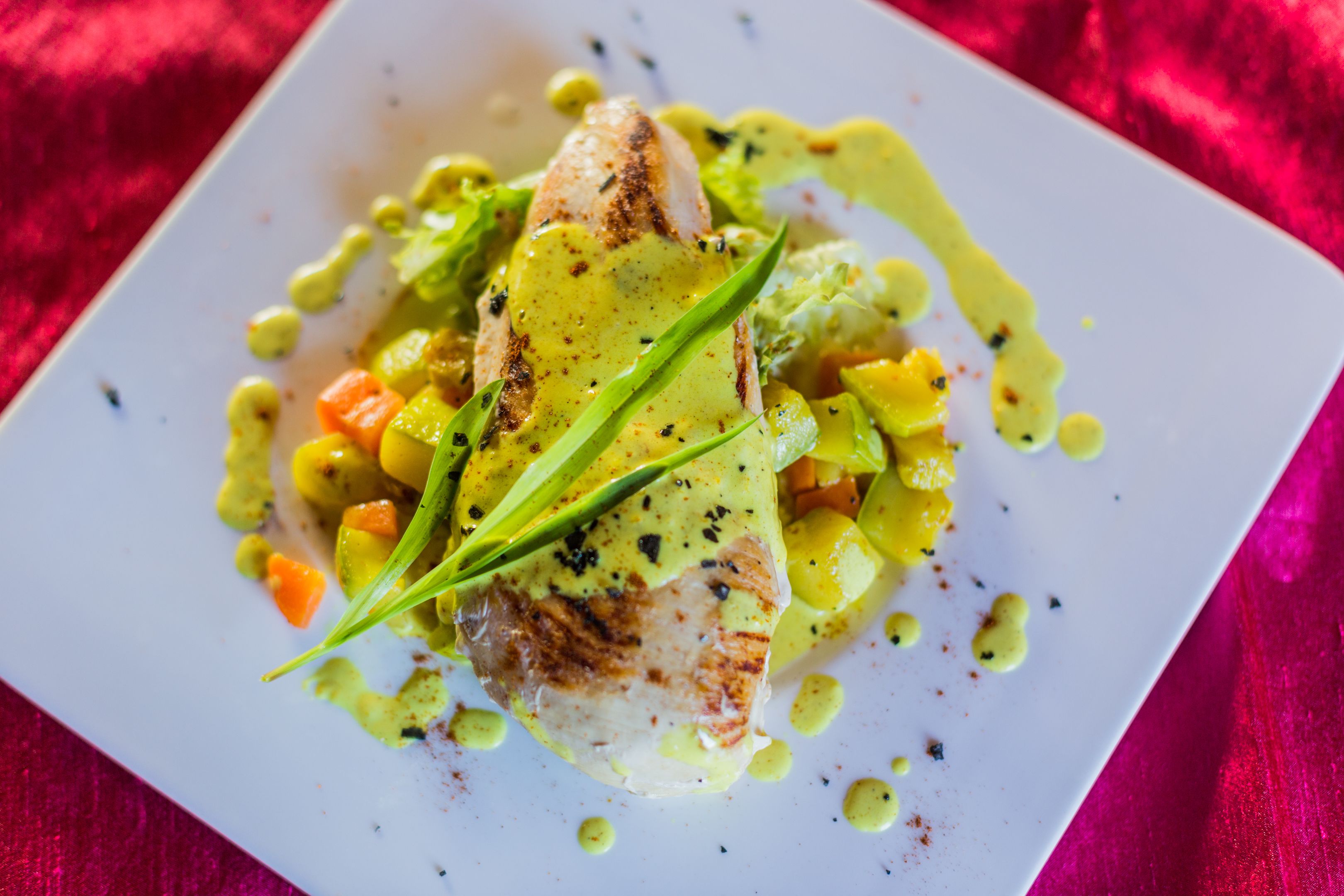 2 restaurantes; se sirve desayuno, almuerzo y cena; cocina internacional