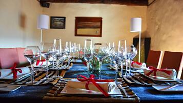 2 restaurants, breakfast, lunch, dinner served; international cuisine