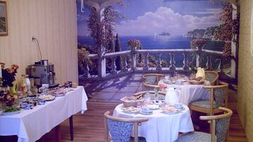 Free buffet breakfast