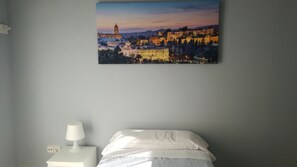 Basic Single Room, Shared Bathroom | 1 bedroom, hypo-allergenic bedding, memory foam beds - Pensión Residencia Universitaria Santa Paula (Málaga)