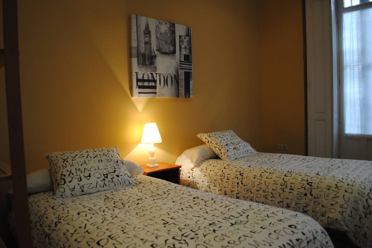 1 chambre, literie hypoallergénique, matelas mémoire de forme, bureau
