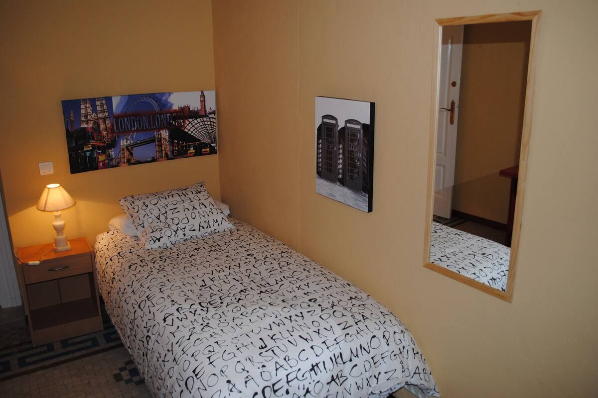1 chambre, literie hypoallergénique, matelas mémoire de forme, bureau