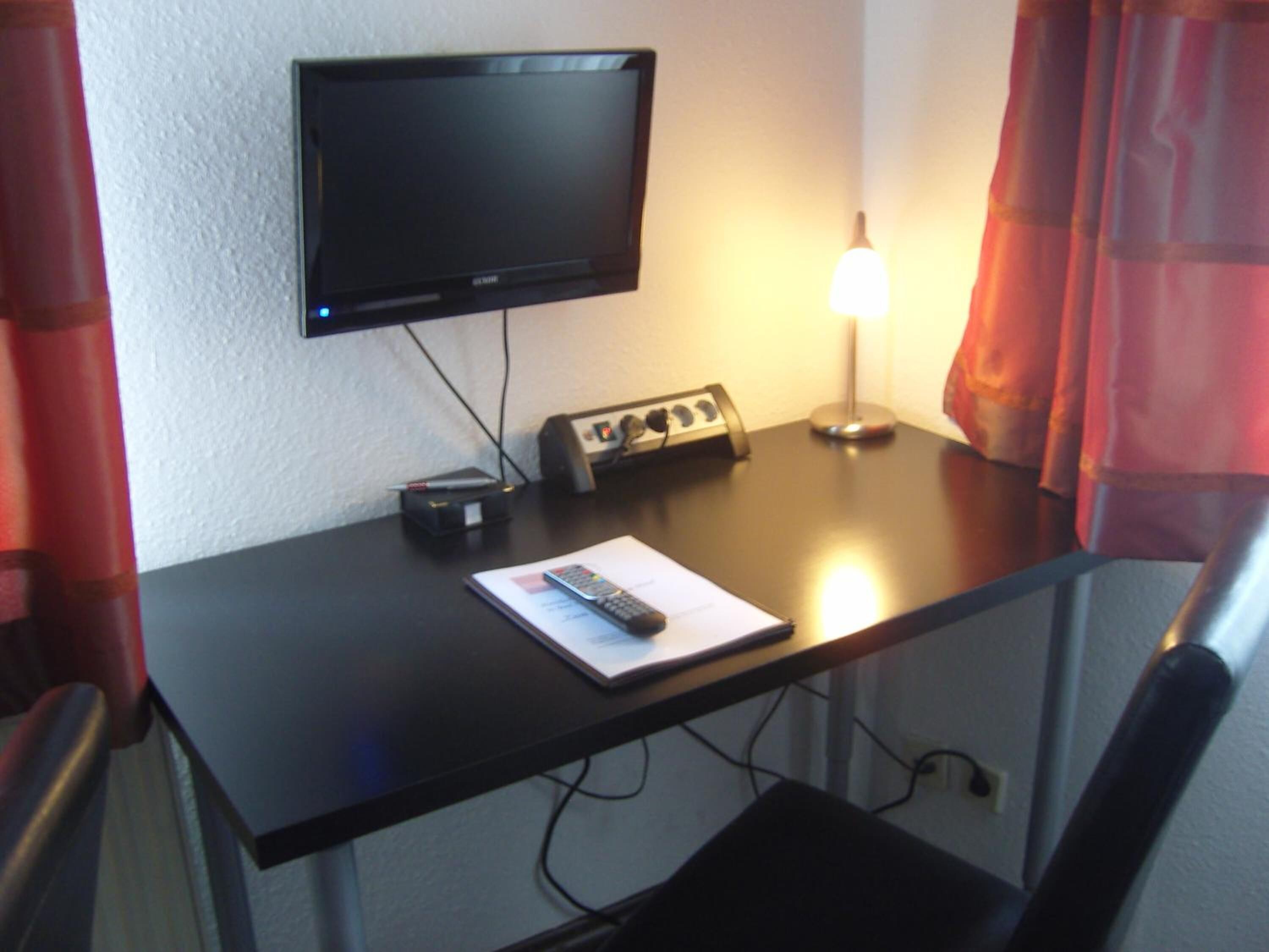 1 bedroom, premium bedding, desk, soundproofing