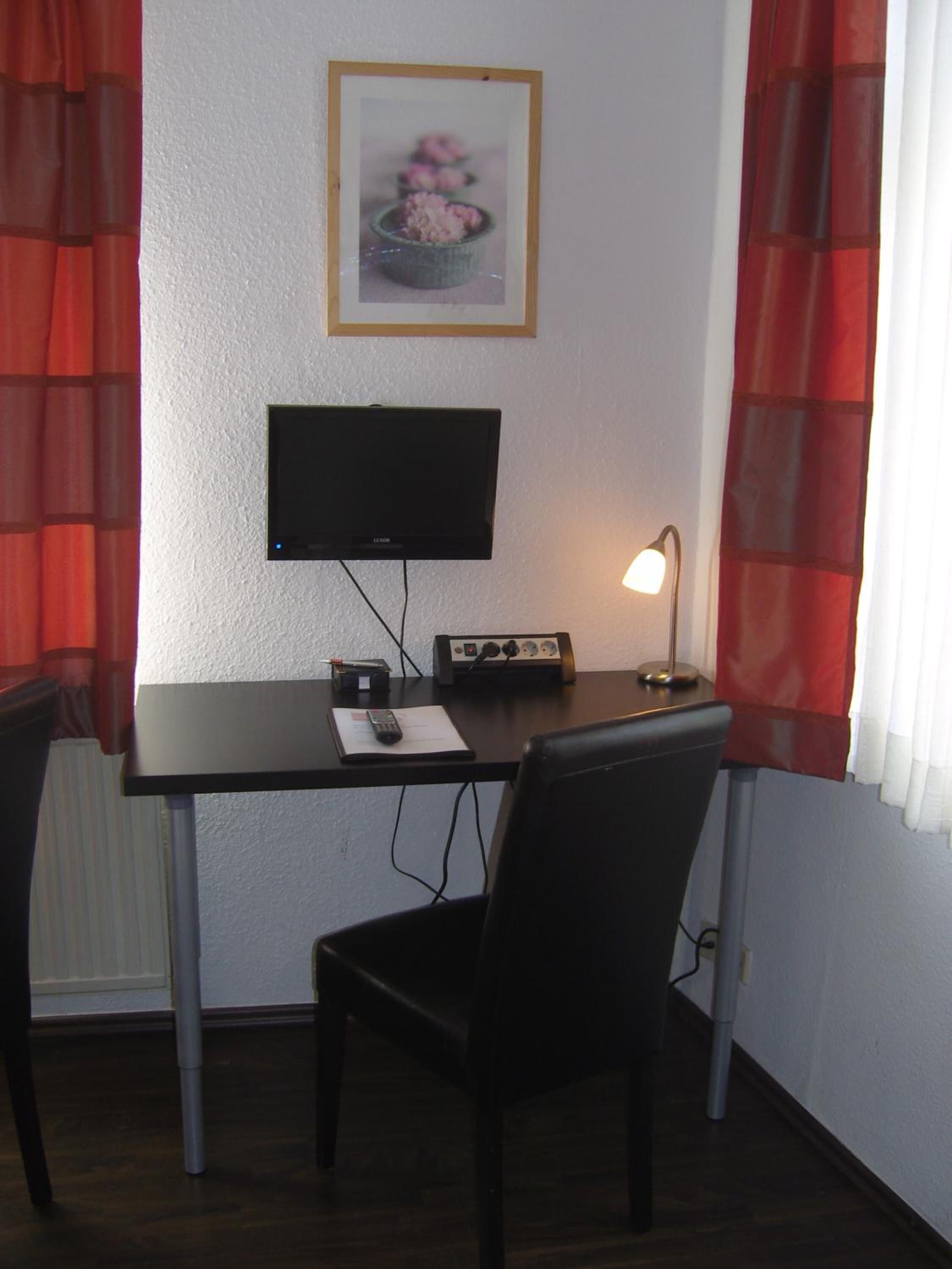 1 bedroom, premium bedding, desk, soundproofing