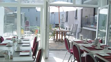 Frukostbuffé varje dag (EUR 12 per person)