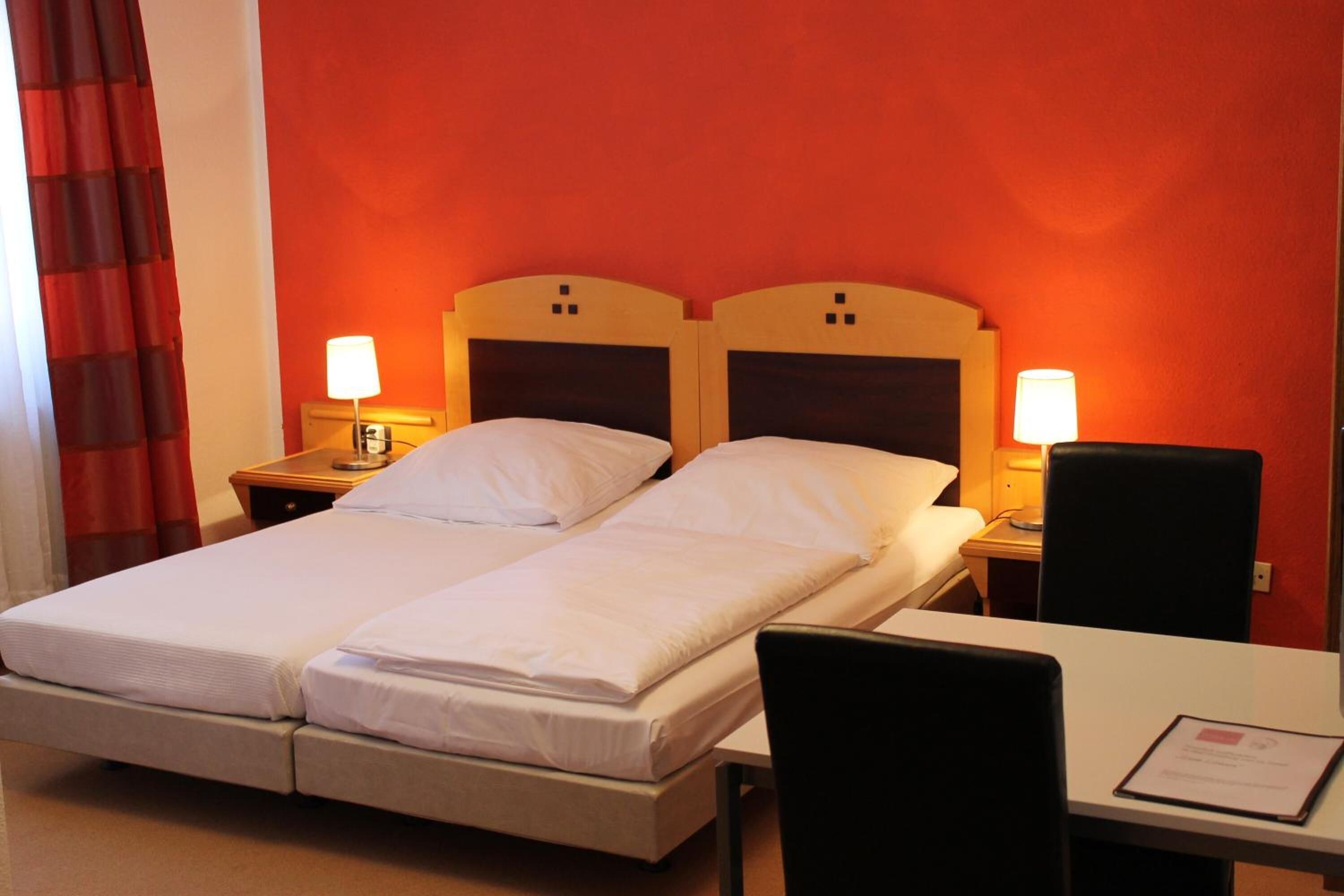 1 bedroom, premium bedding, desk, soundproofing