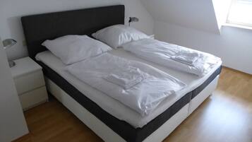 Economy-Doppelzimmer, Gemeinschaftsbad | Hochwertige Bettwaren, Schreibtisch, schallisolierte Zimmer