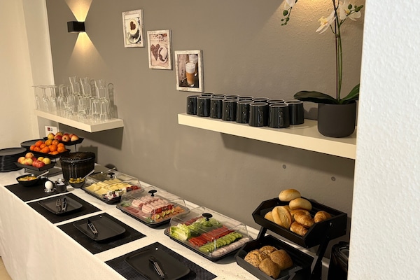 TĂ€gliches FrĂŒhstĂŒcksbuffet (12 EUR pro Person)