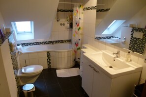 Shower, free toiletries, hair dryer, towels - Hotel Zum Löwen (Bad Homburg v.d. Hoehe)