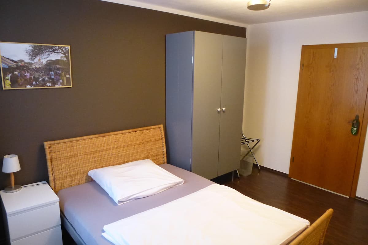 Eenpersoonskamer | Luxe beddengoed, een bureau, geluiddichte muren, gratis wifi
