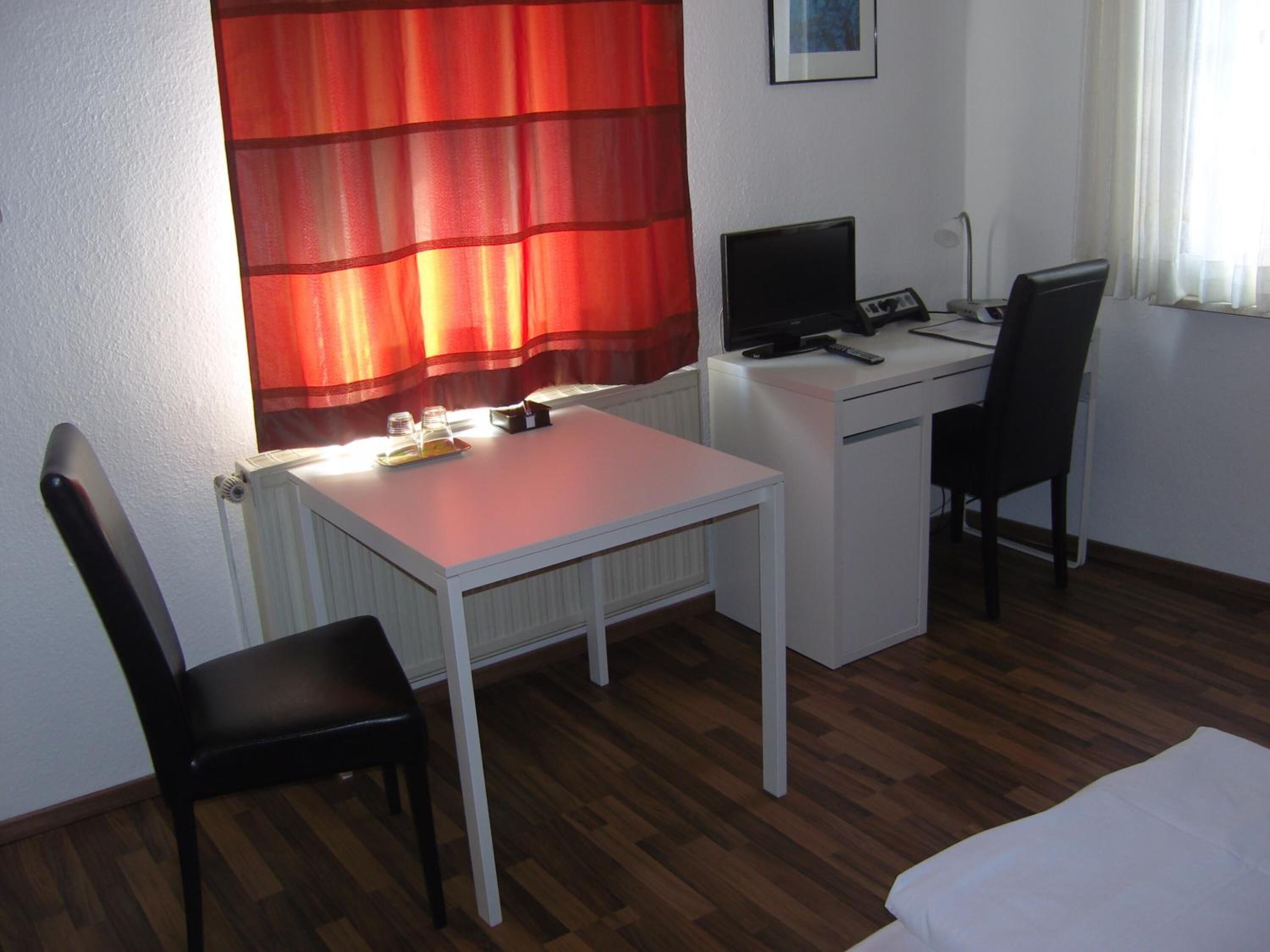 1 bedroom, premium bedding, desk, soundproofing