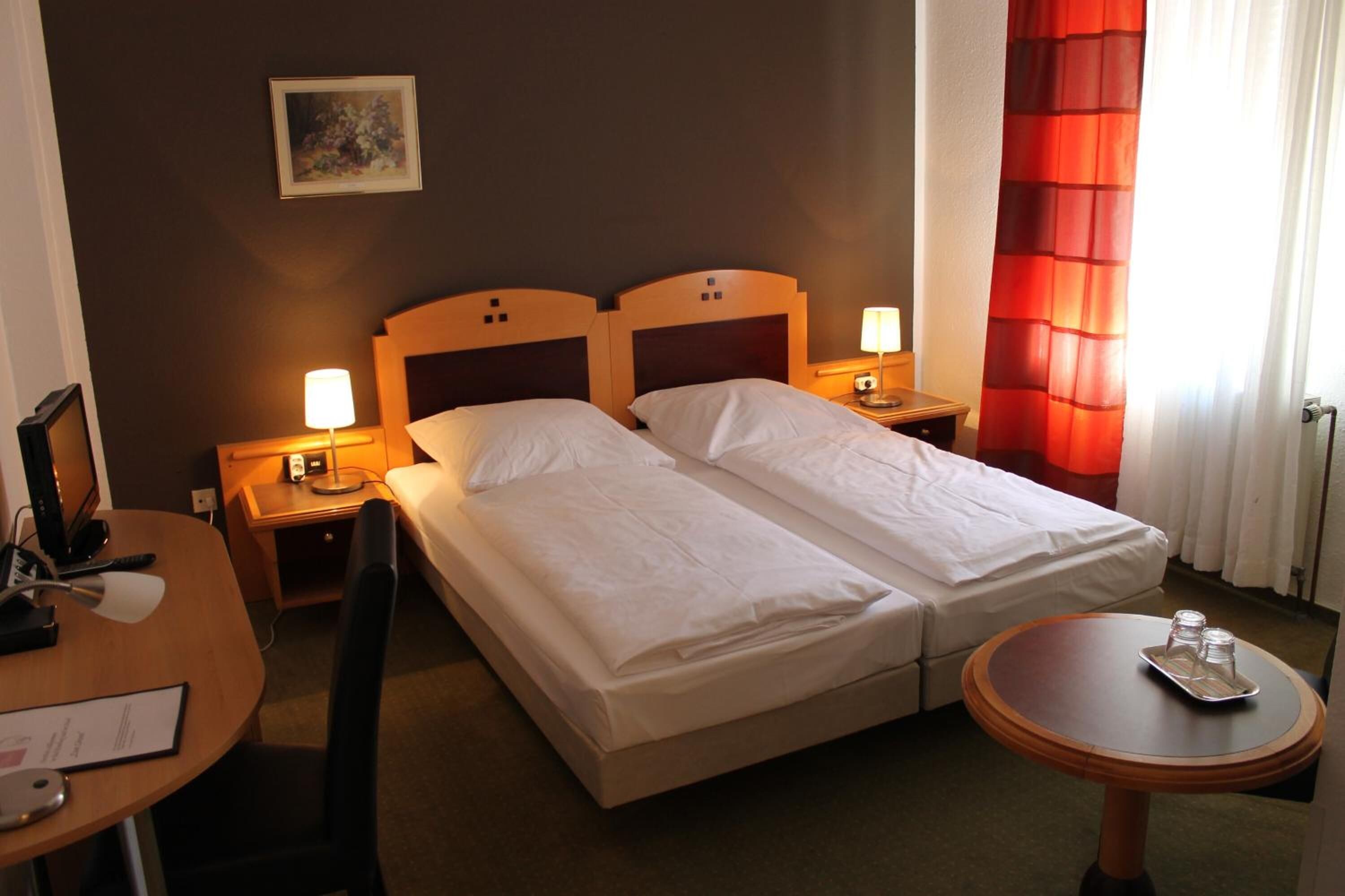 1 bedroom, premium bedding, desk, soundproofing