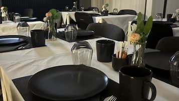 Sarapan bufet setiap hari (EUR 12 seorang)