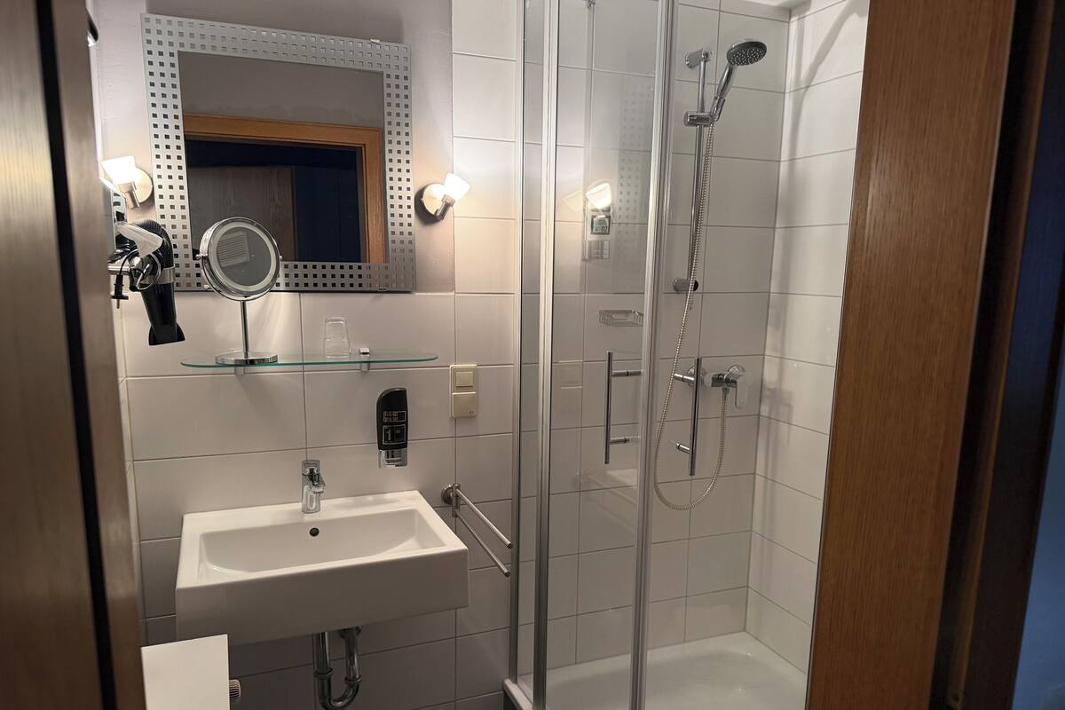 Bañera, artículos de higiene personal gratuitos y secador de pelo