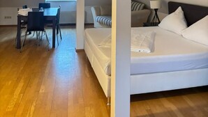 A modern, well-lit room with a bed, a desk, and a chair. - Hotel Zum Löwen (Bad Homburg v.d. Hoehe)