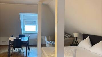 Economy-Doppelzimmer, Gemeinschaftsbad | Hochwertige Bettwaren, Schreibtisch, schallisolierte Zimmer