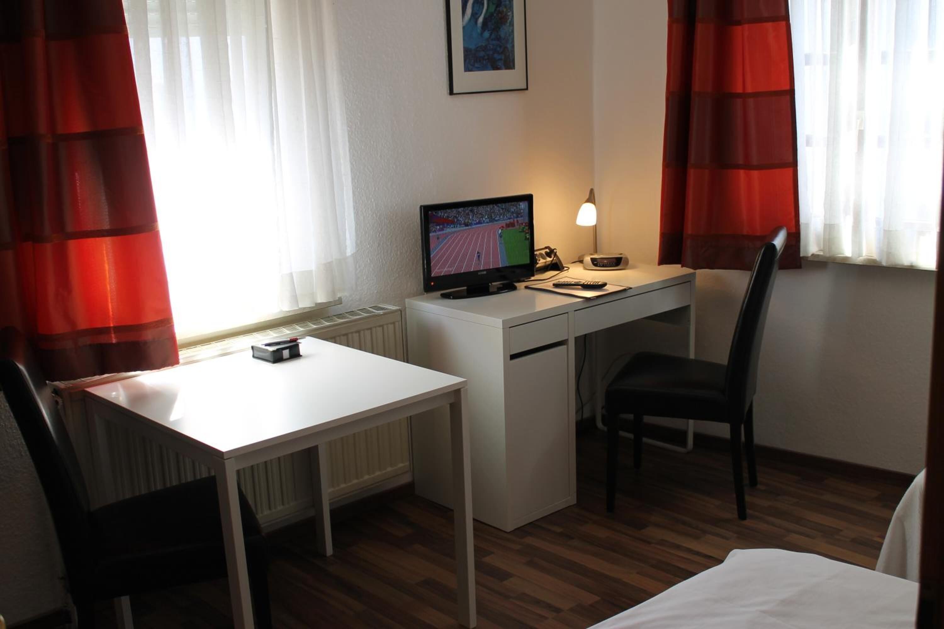 1 bedroom, premium bedding, desk, soundproofing