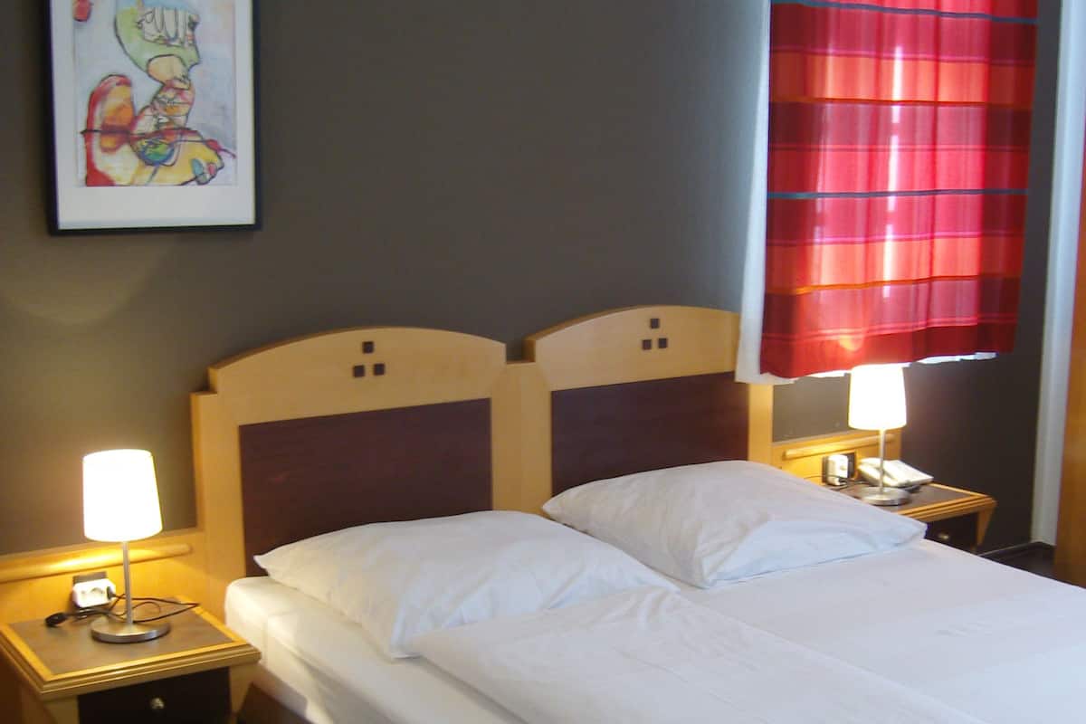 Driepersoonskamer | Luxe beddengoed, een bureau, geluiddichte muren, gratis wifi