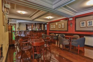 Bar (on property) - Le Suisse Elegance Hotel (Campos do Jordão)