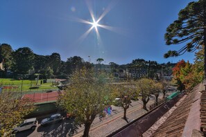 Ein Stadion mit grüner Spielfläche und roter Laufbahn, umgeben von Bäumen und Gebäuden.