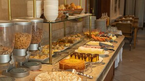 A buffet with various food items and utensils. - Le Suisse Elegance Hotel (Campos do Jordão)