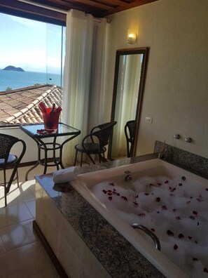 In-room safe, blackout curtains, free WiFi, bed sheets