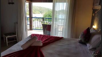 Master Double Room Sea View | Safe på rommet, blendingsgardiner, wi-fi (inkludert) og sengetøy