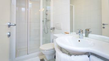 Habitació doble superior | Bany | Dutxa, articles de tocador gratuïts, assecador de cabells i tovalloles