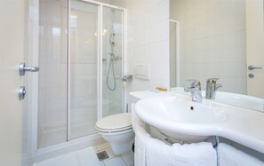 Superior Double Room | Bathroom | Shower, free toiletries, hair dryer, towels