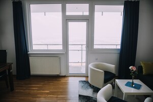 Suite junior, 2 habitaciones, vistas a la ciudad | Sala de estar | Televisión LED de 22 pulgadas con canales por cable, una televisión