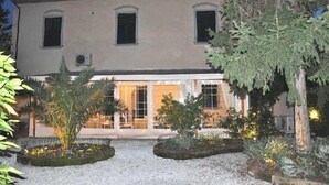 A two-story building with a garden in front. - Il Mattino ha l'oro in bocca (Pisa)
