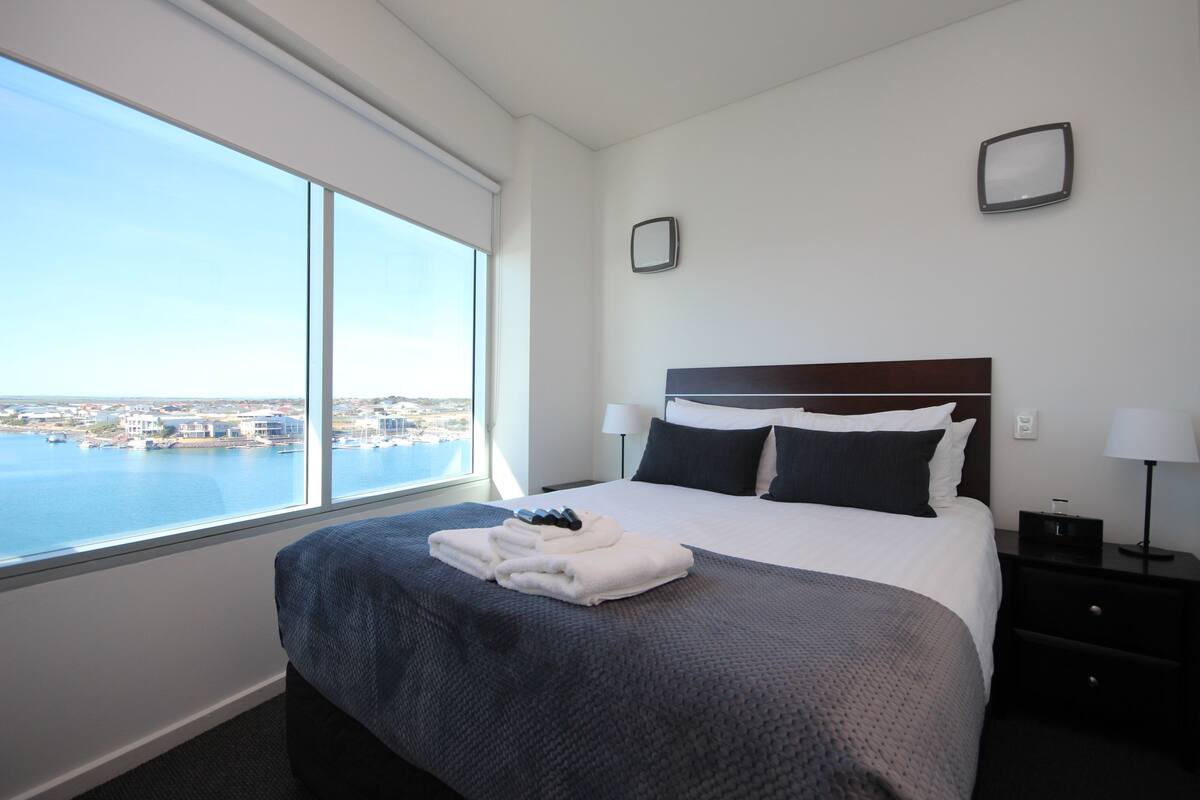 penthouse, 3 bedrooms | individually furnished, desk, blackout curtains, iron/ironing board