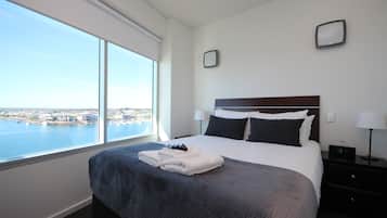 Loftsleilighet, 3 soverom | Individuelt innredet, skrivebord, blendingsgardiner og strykejern/-brett