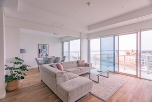 Penthouse, 3 Bedrooms | Individually furnished, desk, blackout drapes, iron/ironing board