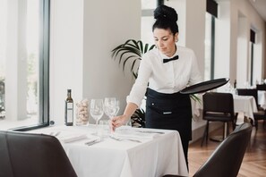 Se sirven desayunos, comidas y cenas con vista al jardín
