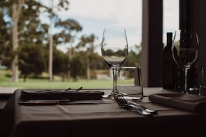 Frühstück, Mittagessen, Abendessen, Blick auf den Garten
