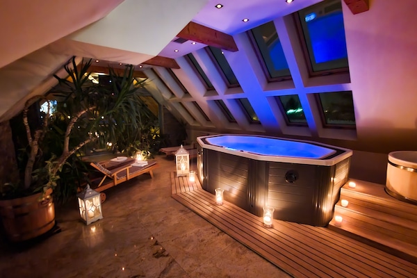 Indoor spa tub