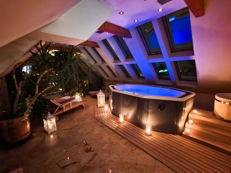 Indoor spa tub. Hotel Rysy