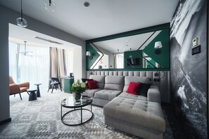 Leilighet – premier, 1 soverom | Sengetøy av topp kvalitet, minibar og safe på rommet