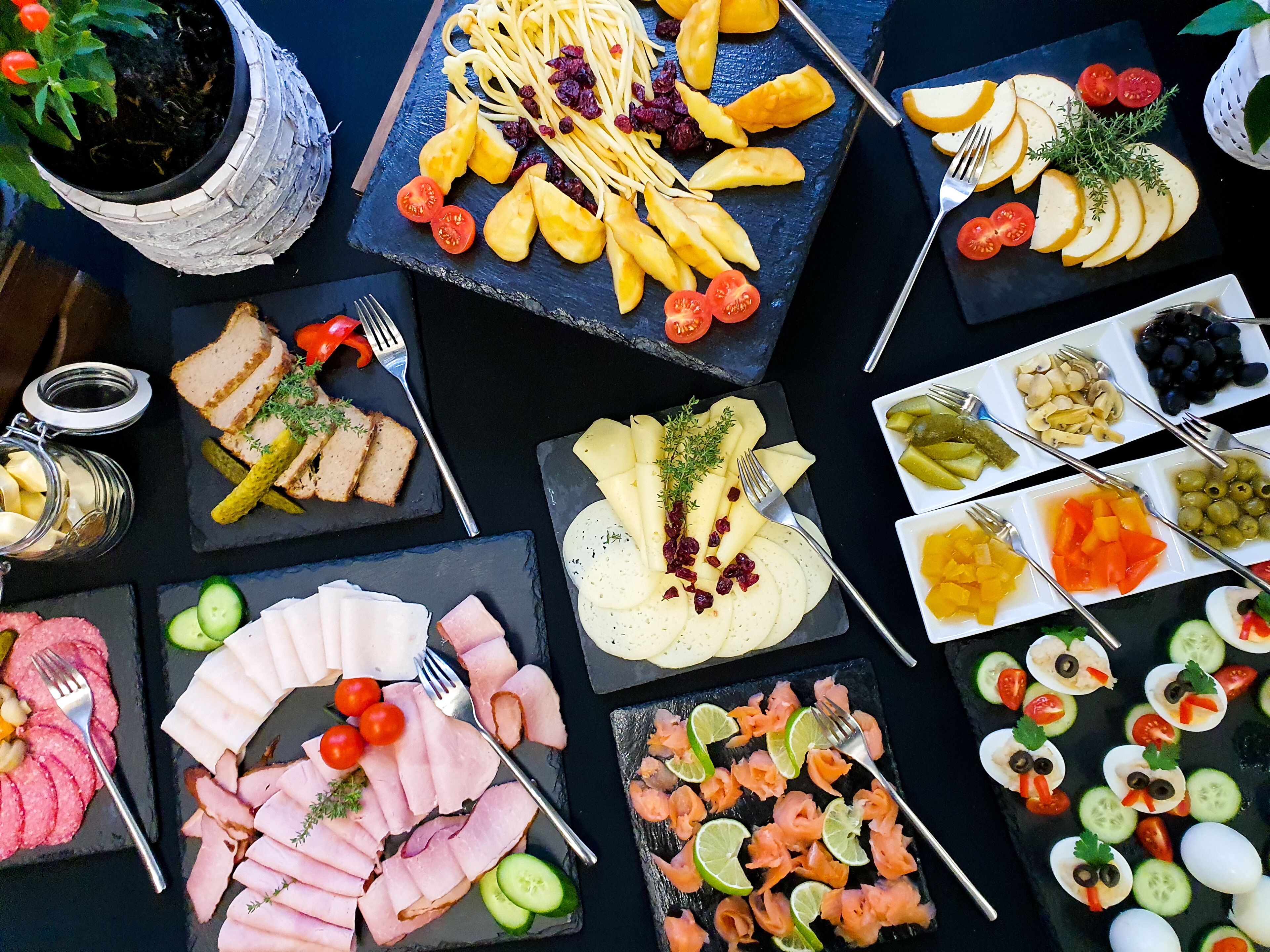 Daily buffet breakfast (PLN 80 per person)