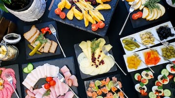 Daily buffet breakfast (PLN 80 per person)