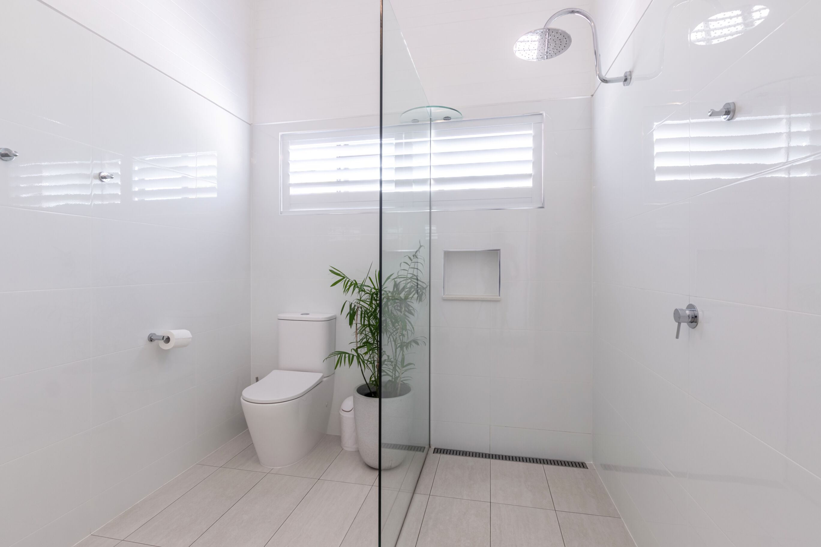 Departamento, 3 habitaciones, 2 baños | Baño | Regadera, regadera tipo lluvia, secadora de cabello, toallas 