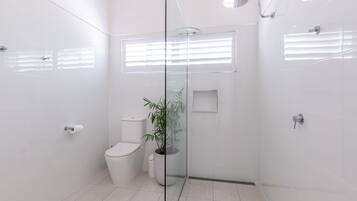 Departamento, 3 habitaciones, 2 baños | Baño | Regadera, regadera tipo lluvia, secadora de cabello, toallas